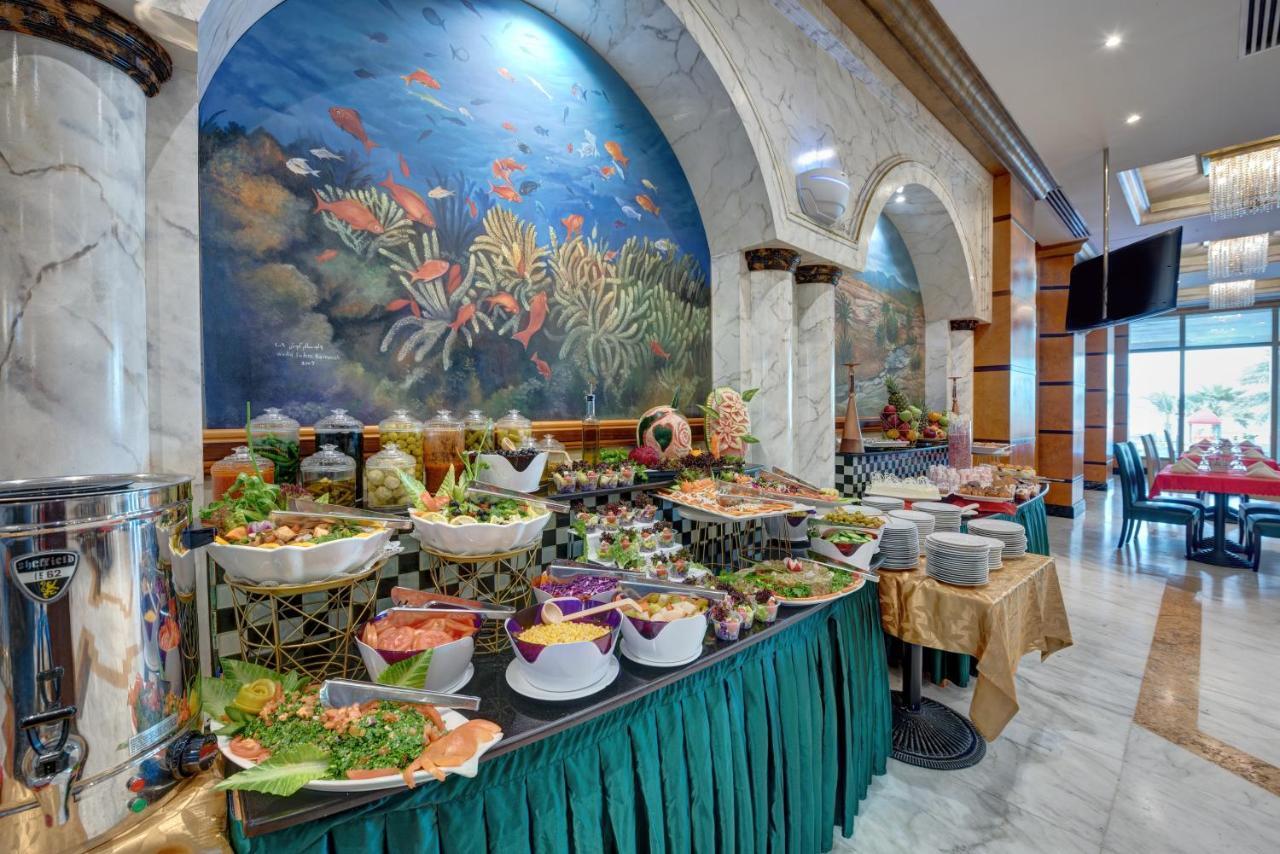 Sahara Beach Resort & Spa Şarja Dış mekan fotoğraf A buffet at a hotel